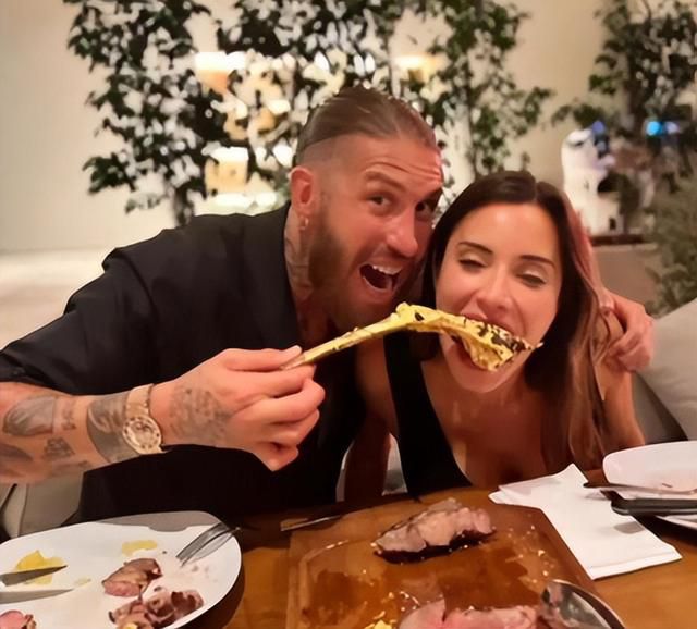 而且，对方竟然也姓萧，难道是亲戚？他忍不住问萧初然：老婆，你知道萧家跟这个萧益谦的关系吗？是远方亲戚？不知道。